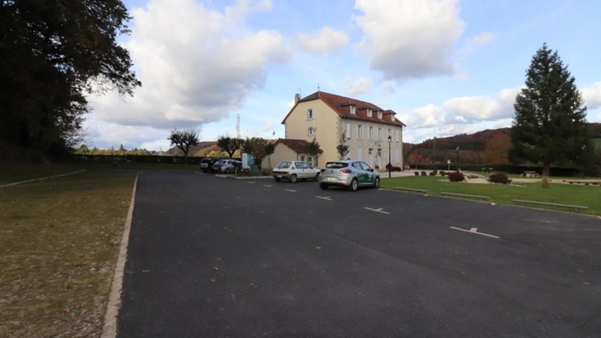 Gite Renove Pres Du Lac De Saint-Etienne Cantales, 4 Pers, Tout Equipe Avec Jardin, Tv, Wifi Et Plus ! - Fr-1-742-400 France