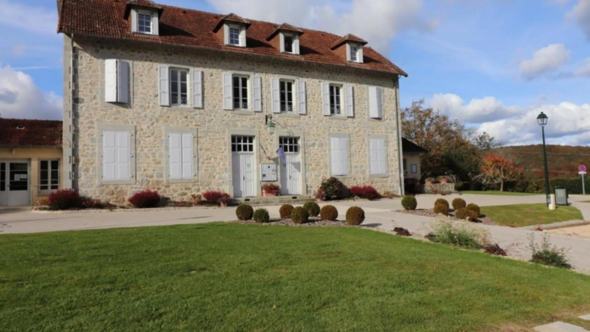 Gite Renove Pres Du Lac De Saint-Etienne Cantales, 4 Pers, Tout Equipe Avec Jardin, Tv, Wifi Et Plus ! - Fr-1-742-400
